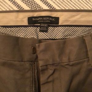 Banana Republic Aiden Olive Chino size 33/32, EUC